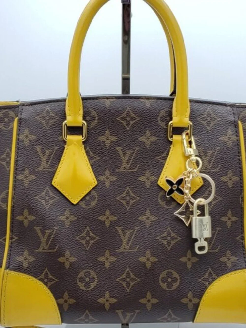 Louis Vuitton Gold Padlock Key 🔒 Authentic LV Charm + Unbranded Flower Keychain - Picture 4 of 8
